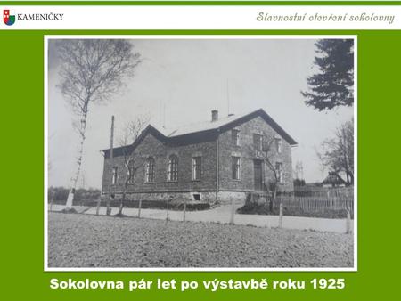Sokolovna pár let po výstavbě roku 1925. Dobová fotografie z interiéru sokolovny.