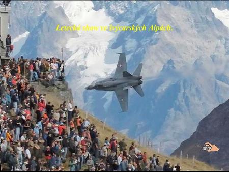 Letecká show ve švýcarských Alpách. Boeing (dříve McDonnell Douglas) F/A-18 Hornet je moderní stíhací letoun, vhodný pro pozemní cíle a letecké bitvy.