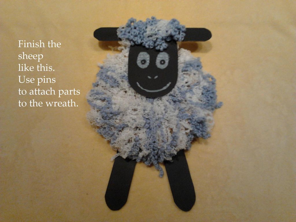 Finish the sheep like this. Use pins to attach parts to the wreath.