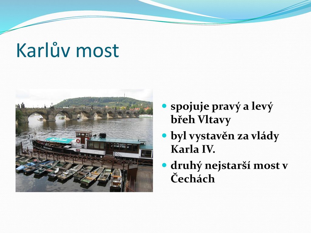 Karlův most spojuje pravý a levý břeh Vltavy