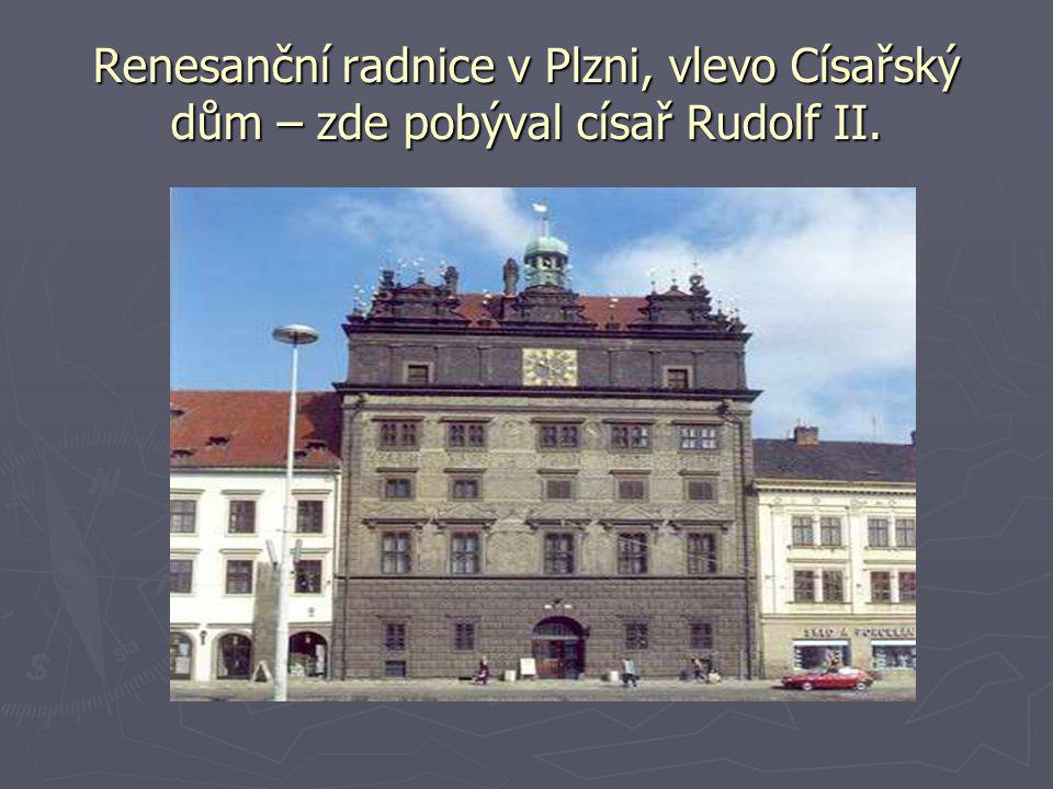 Renesanční radnice v Plzni, vlevo Císařský dům – zde pobýval císař Rudolf II.