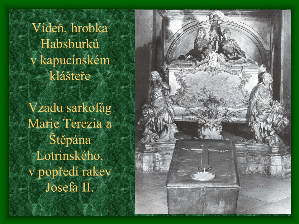 Vídeň, hrobka Habsburků v kapucínském klášteře Vzadu sarkofág Marie Terezia a Štěpána Lotrinského, v popředí rakev Josefa II.