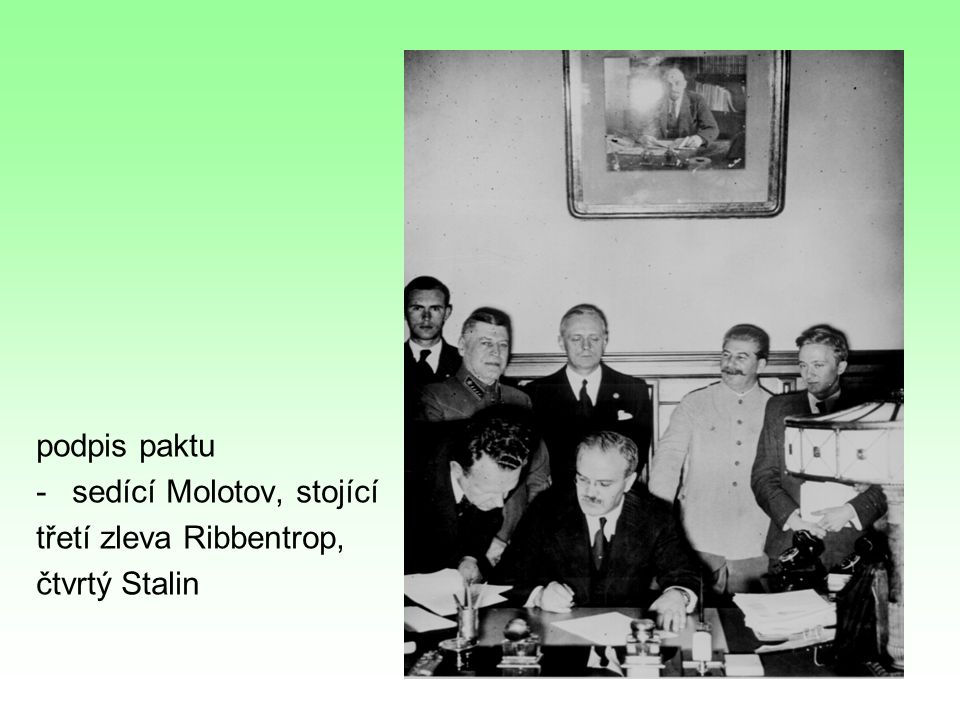 podpis paktu sedící Molotov, stojící třetí zleva Ribbentrop, čtvrtý Stalin