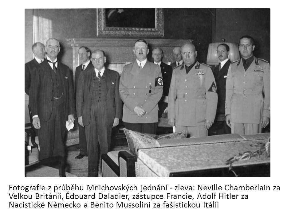 Fotografie z průběhu Mnichovských jednání - zleva: Neville Chamberlain za Velkou Británii, Édouard Daladier, zástupce Francie, Adolf Hitler za Nacistické Německo a Benito Mussolini za fašistickou Itálii