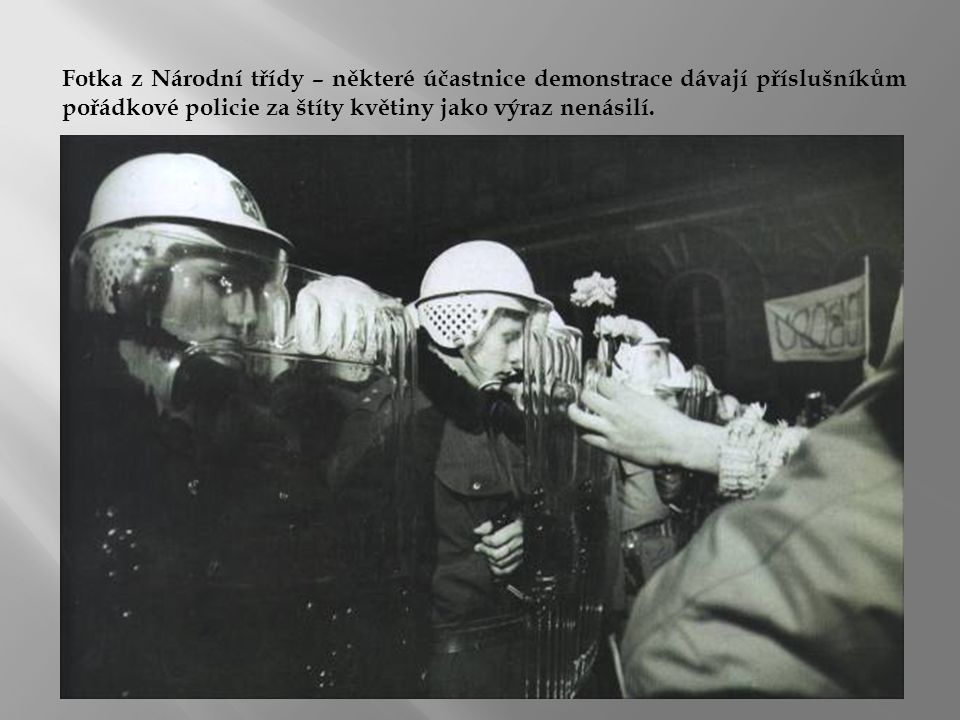 Fotka z Národní třídy – některé účastnice demonstrace dávají příslušníkům pořádkové policie za štíty květiny jako výraz nenásilí.