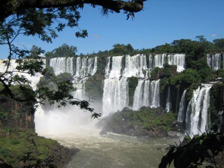 Vodopády Iguazú. Duha je snad i když je zataženo….