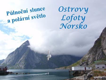 P ů l n o č n í s l u n c e a p o l á r n í s v ě t l o Ostrovy Lofoty Norsko.