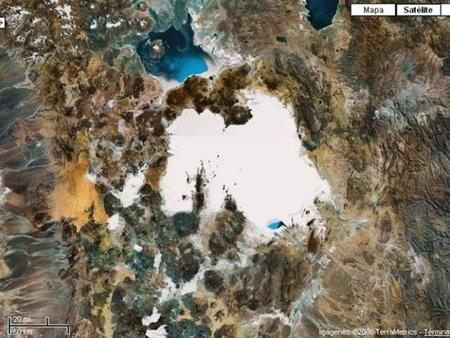 Un mare monument natural Nejv ě tší solná pouš ť Salina de Uyuni tvo ř í v Bolívii jedno obrovské p ř irozené zrcadlo. V období deš ťů tu voda.
