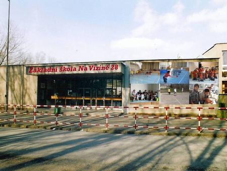 Historie školy Původně zde byla v roce 1976 otevřena Zvláštní škola internátní v nově otevřených prostorách Na Vizině 28 ve Slezské Ostravě. V současné.