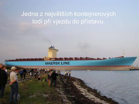 Jedna z největších kontejnerových lodí při vjezdu do přístavu.