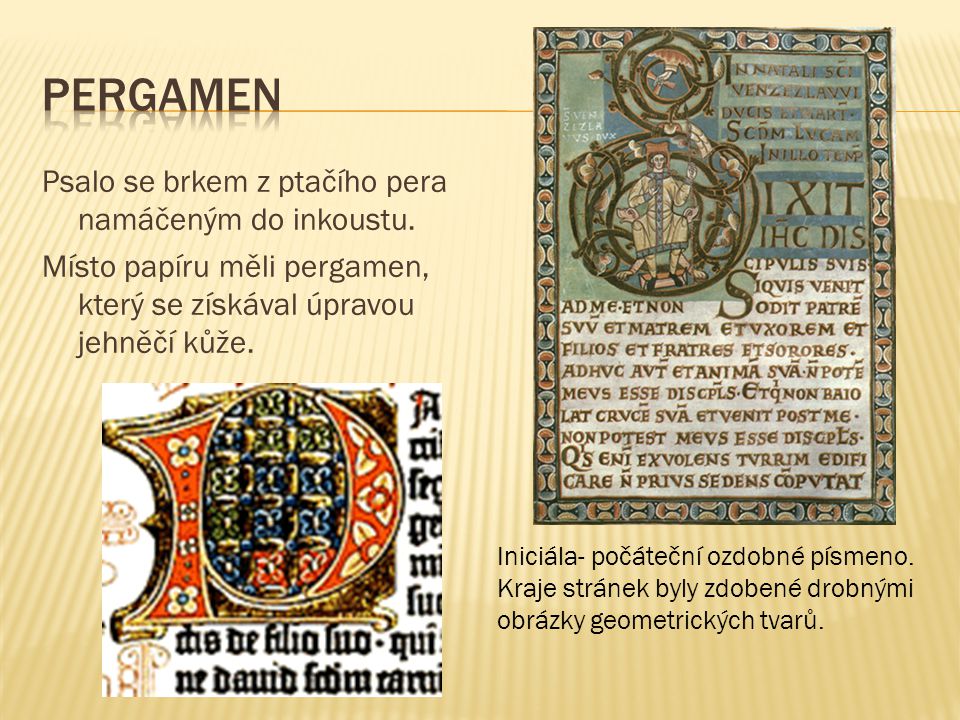 Pergamen Psalo se brkem z ptačího pera namáčeným do inkoustu.