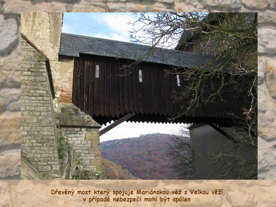 Dřevěný most který spojuje Mariánskou věž s Velkou věží,