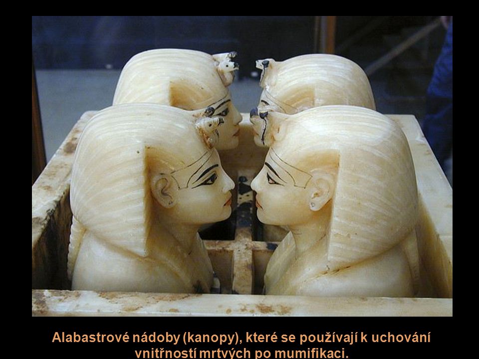 Alabastrové nádoby (kanopy), které se používají k uchování vnitřností mrtvých po mumifikaci.