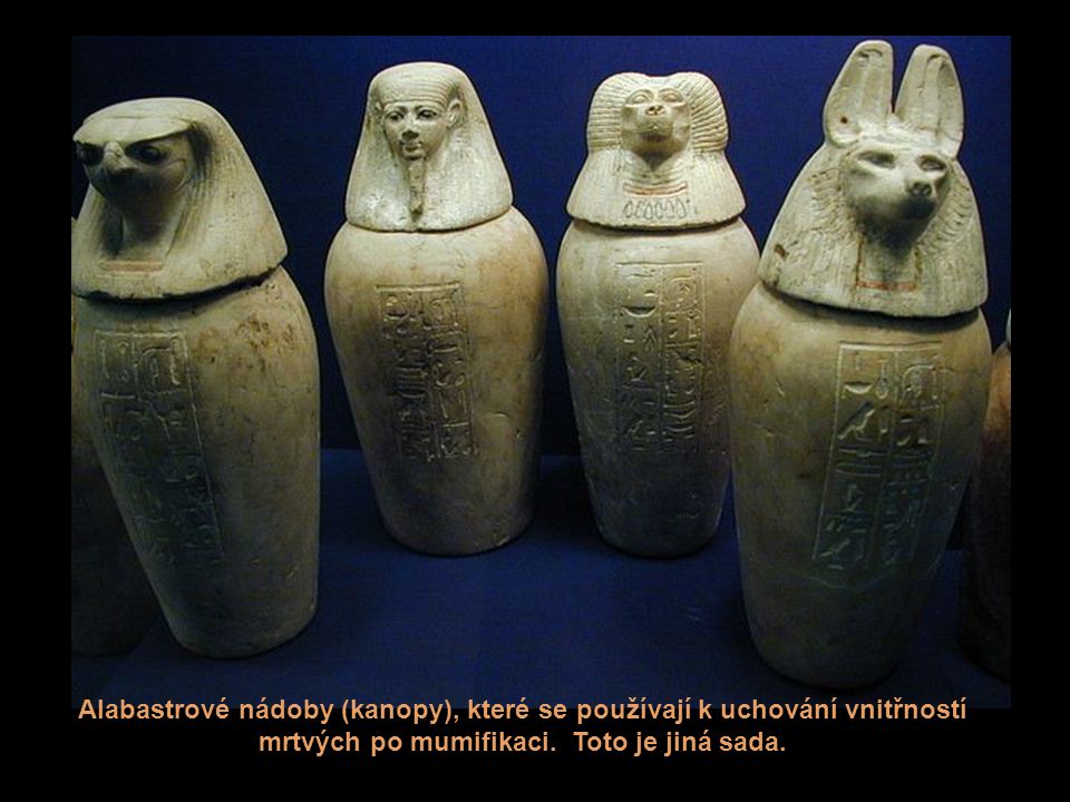 Alabastrové nádoby (kanopy), které se používají k uchování vnitřností mrtvých po mumifikaci.