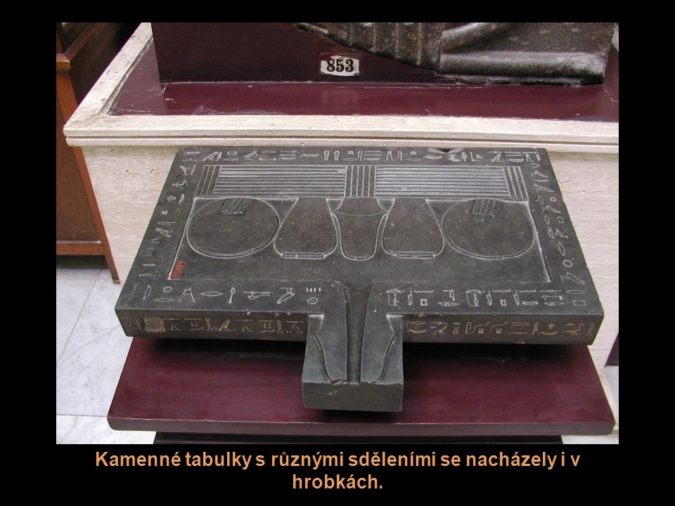 Kamenné tabulky s různými sděleními se nacházely i v hrobkách.