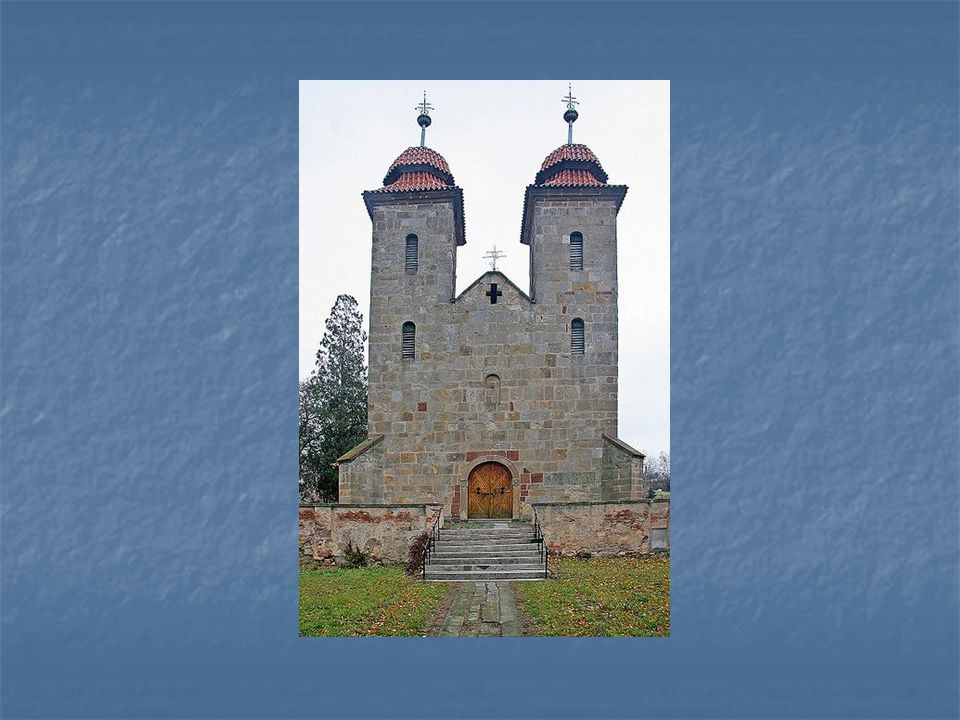 Průčelí baziliky Panny Marie v Tismicích u Českého Brodu – stavba pochází ze 12.století, prošla barokními úpravami