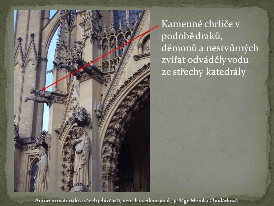 Kamenné chrliče v podobě draků, démonů a nestvůrných zvířat odváděly vodu ze střechy katedrály