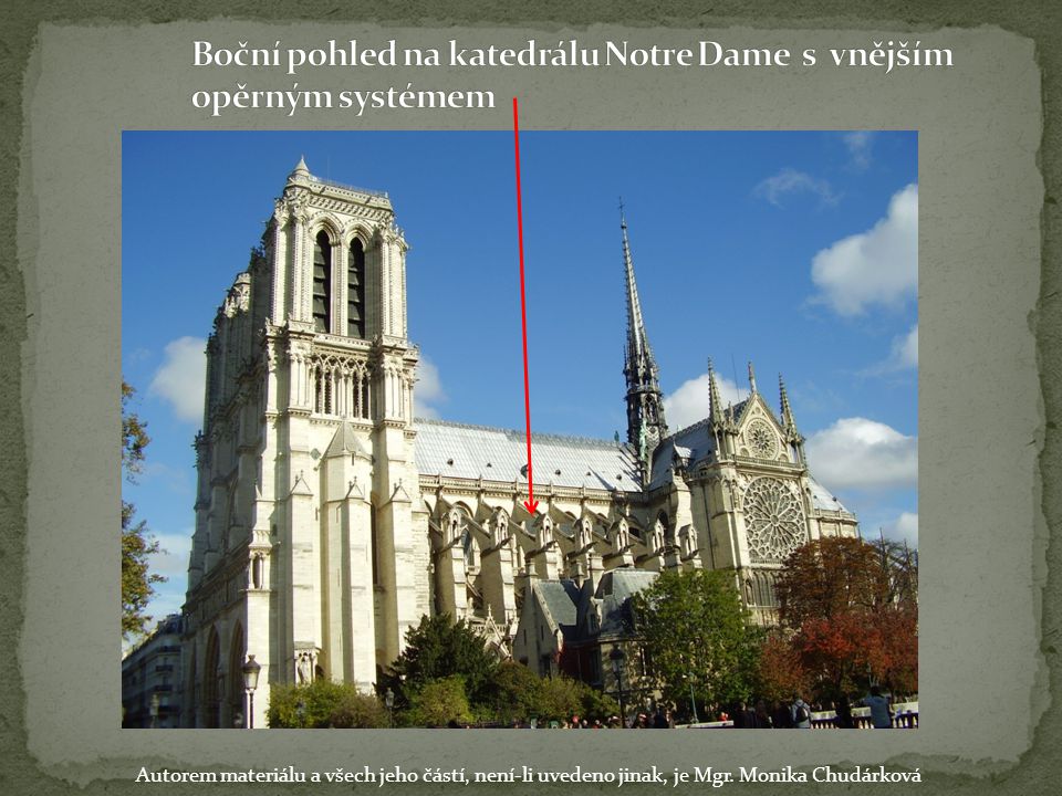 Boční pohled na katedrálu Notre Dame s vnějším opěrným systémem