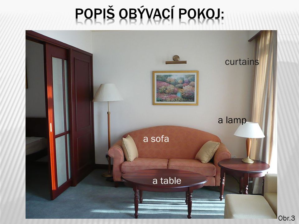 Popiš obývací pokoj: curtains a lamp a sofa a table Obr.3