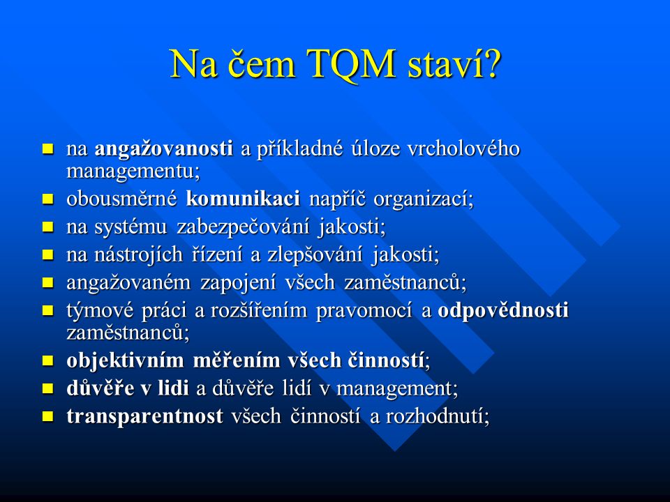 Na čem TQM staví na angažovanosti a příkladné úloze vrcholového managementu; obousměrné komunikaci napříč organizací;