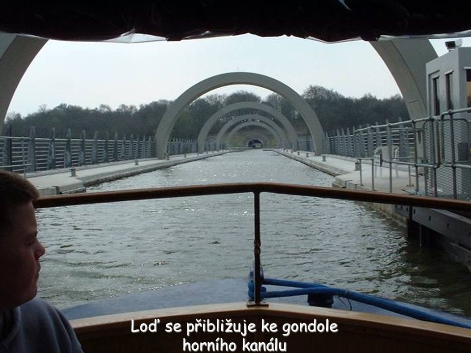 Loď se přibližuje ke gondole horního kanálu