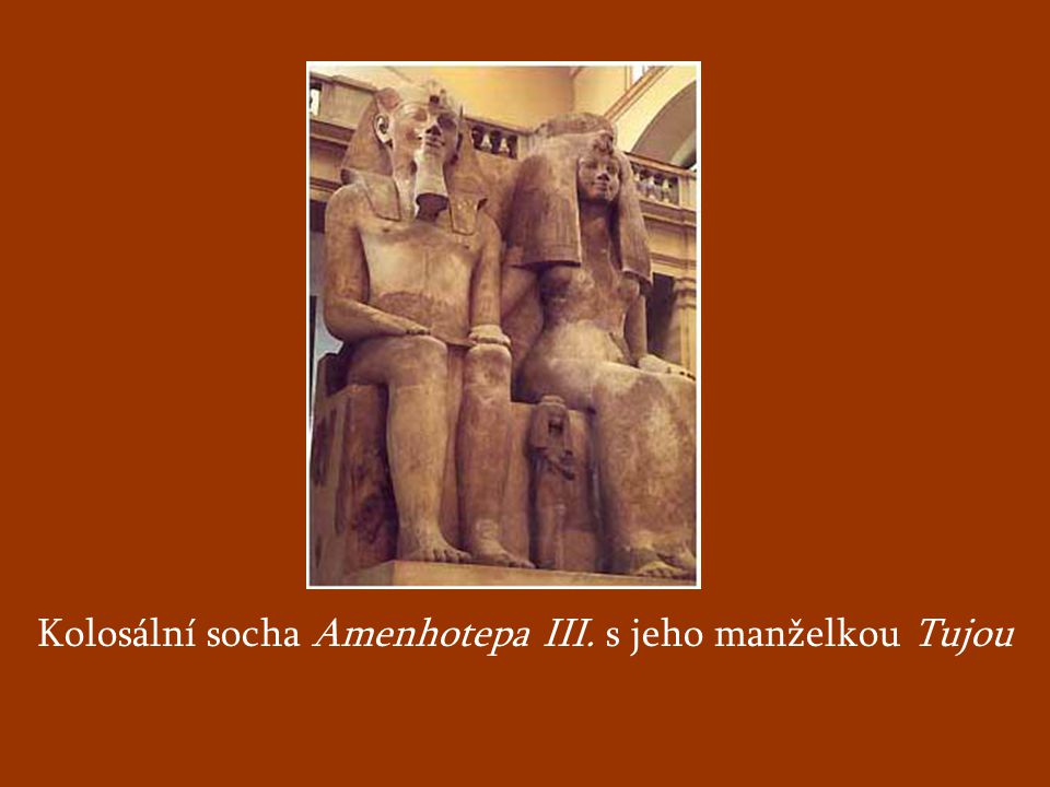 Kolosální socha Amenhotepa III. s jeho manželkou Tujou