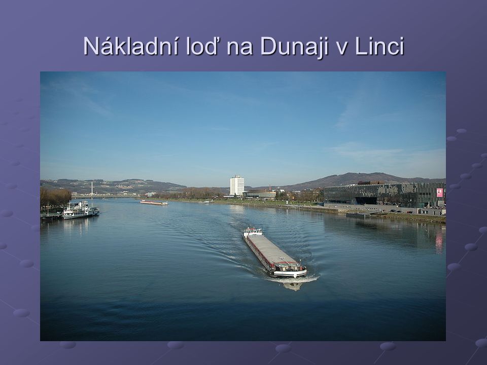 Nákladní loď na Dunaji v Linci
