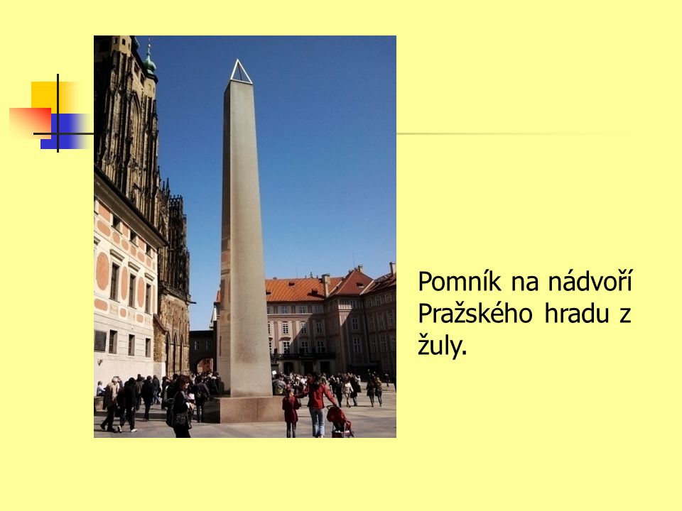 Pomník na nádvoří Pražského hradu z žuly.
