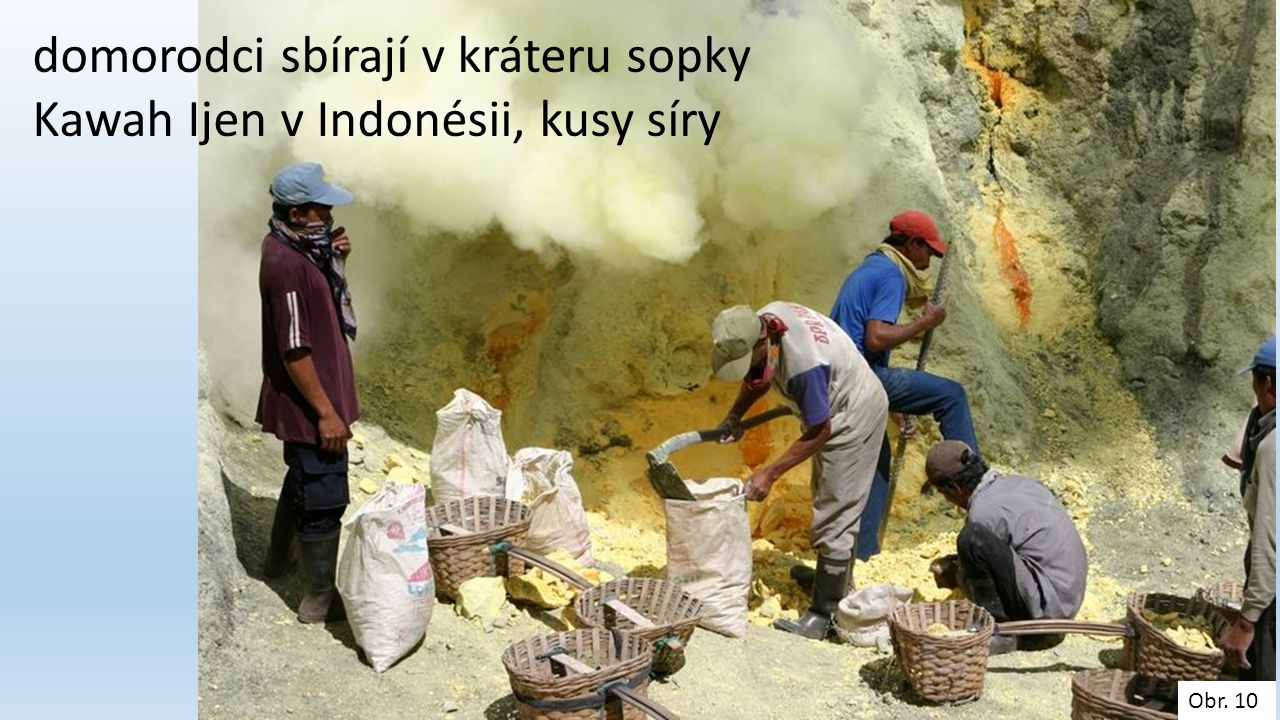 domorodci sbírají v kráteru sopky Kawah Ijen v Indonésii, kusy síry