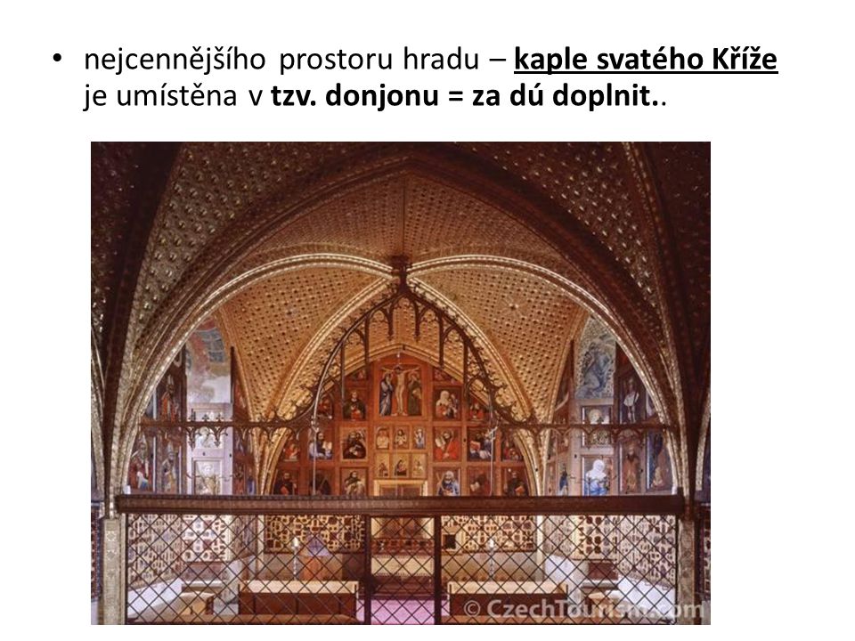 nejcennějšího prostoru hradu – kaple svatého Kříže je umístěna v tzv
