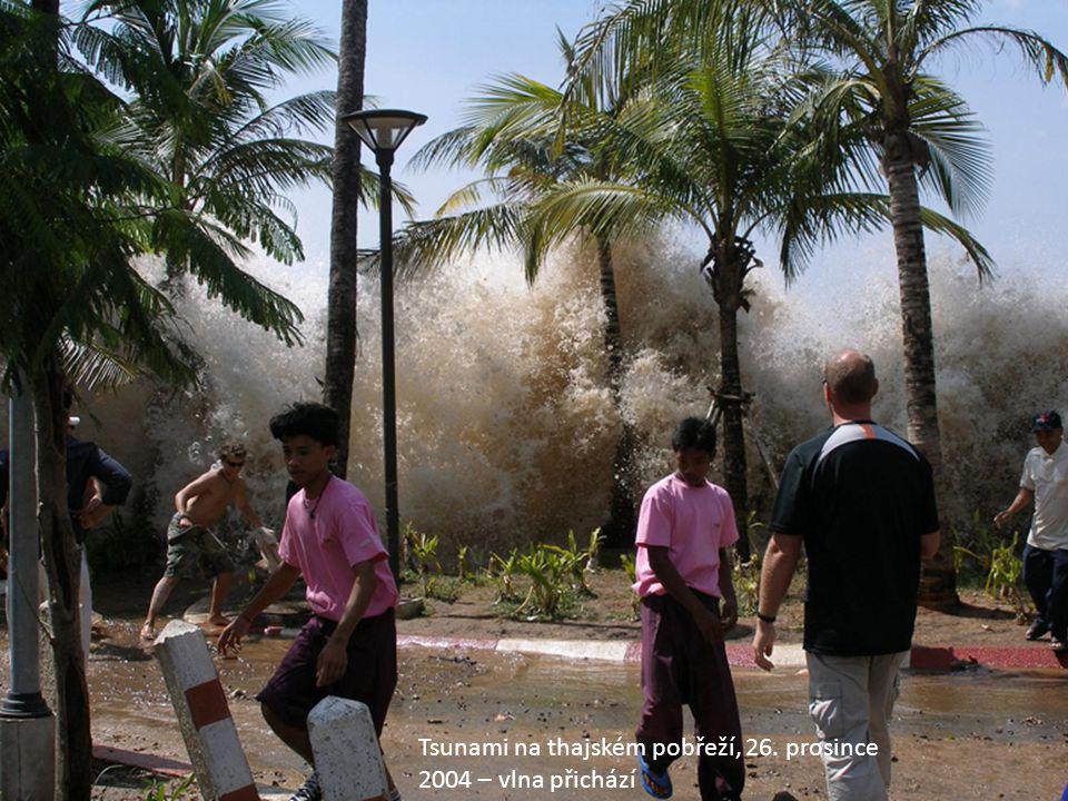 Tsunami na thajském pobřeží, 26. prosince 2004 – vlna přichází