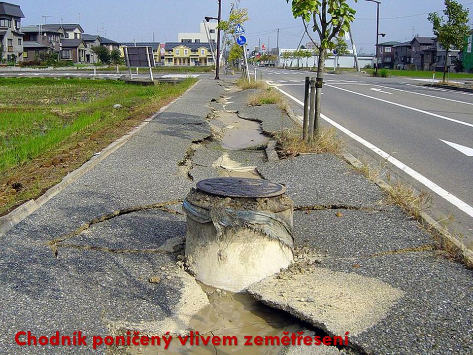 Chodník poničený vlivem zemětřesení