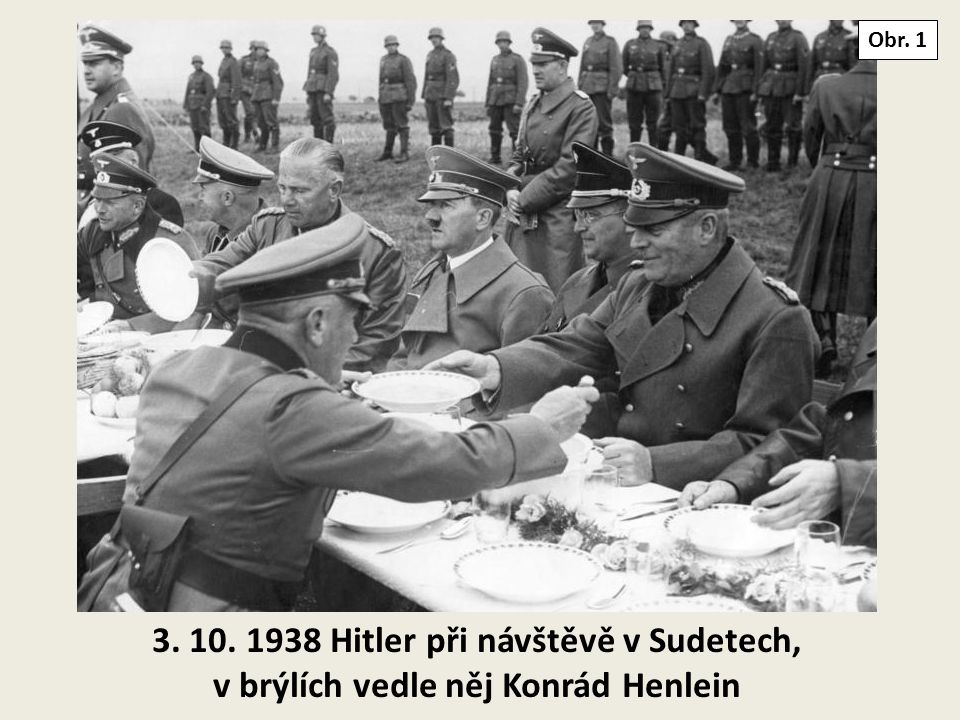 Obr Hitler při návštěvě v Sudetech, v brýlích vedle něj Konrád Henlein