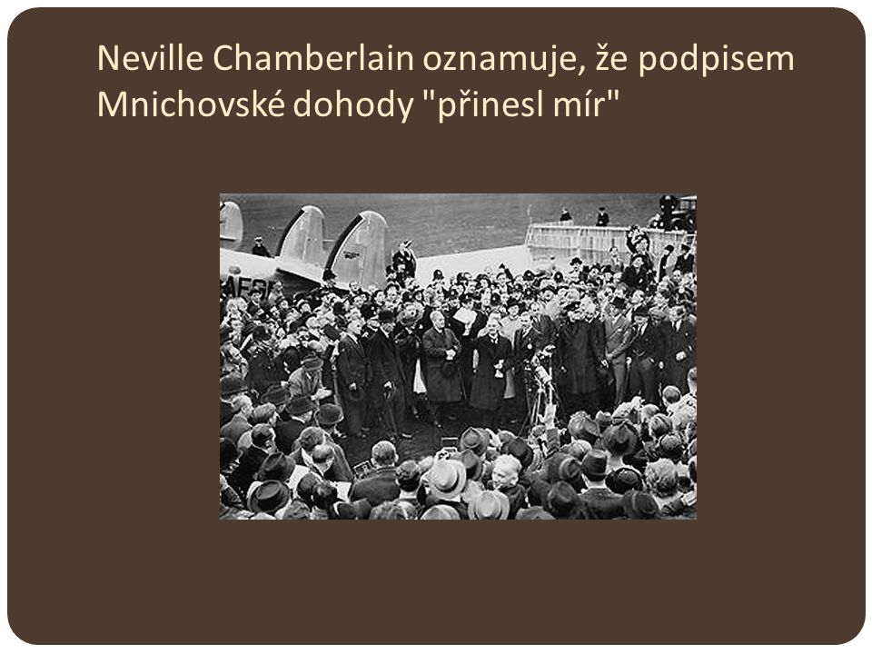 Neville Chamberlain oznamuje, že podpisem Mnichovské dohody přinesl mír