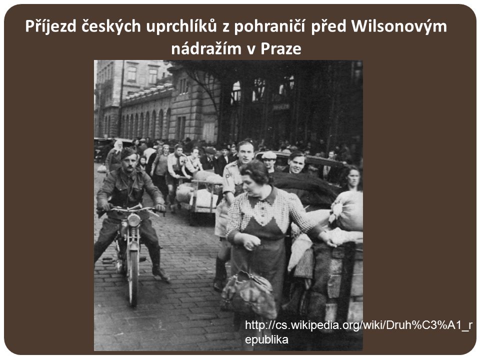 Příjezd českých uprchlíků z pohraničí před Wilsonovým nádražím v Praze