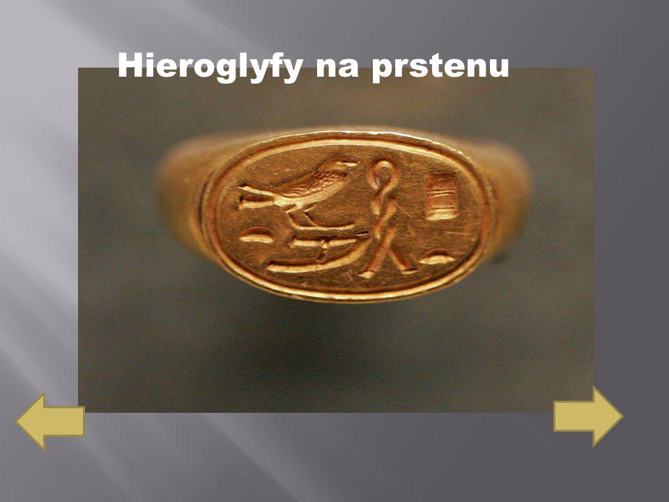 Hieroglyfy na prstenu