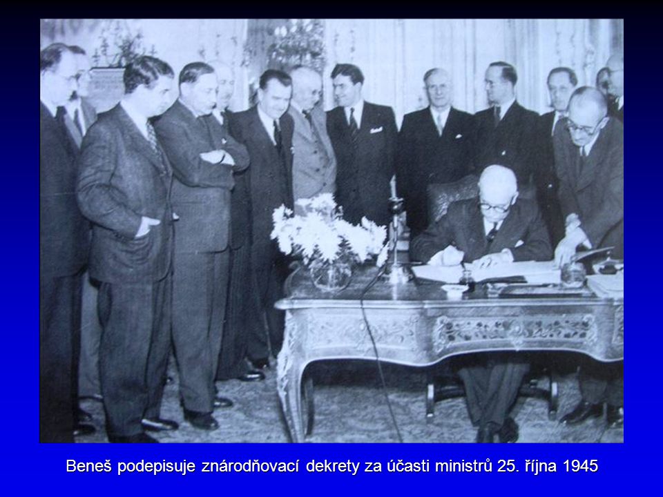 Beneš podepisuje znárodňovací dekrety za účasti ministrů 25. října 1945