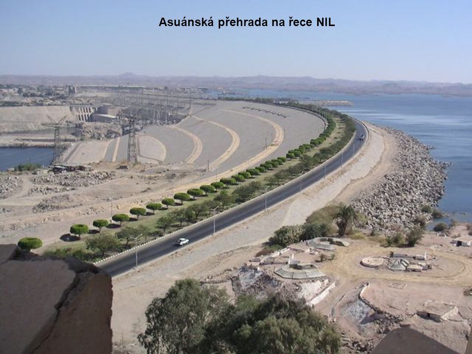 Asuánská přehrada na řece NIL