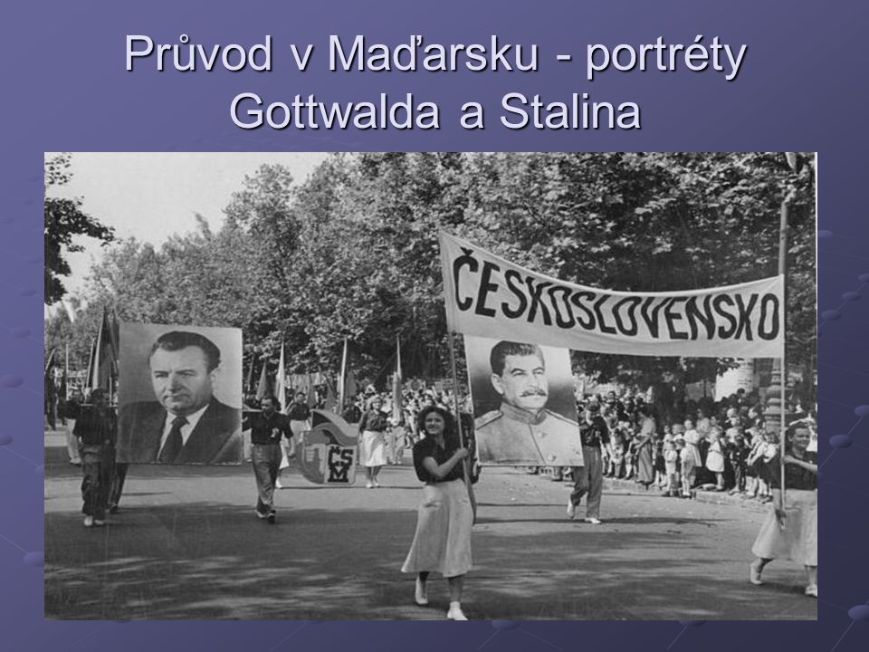 Průvod v Maďarsku - portréty Gottwalda a Stalina