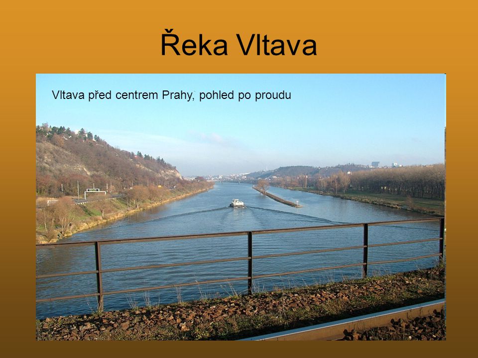 Řeka Vltava Vltava před centrem Prahy, pohled po proudu