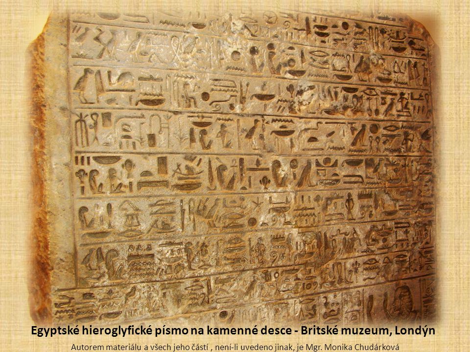 Egyptské hieroglyfické písmo na kamenné desce - Britské muzeum, Londýn