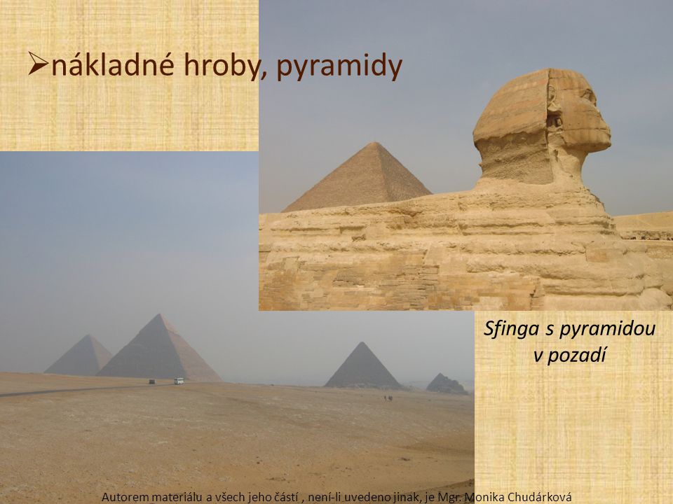 Sfinga s pyramidou v pozadí