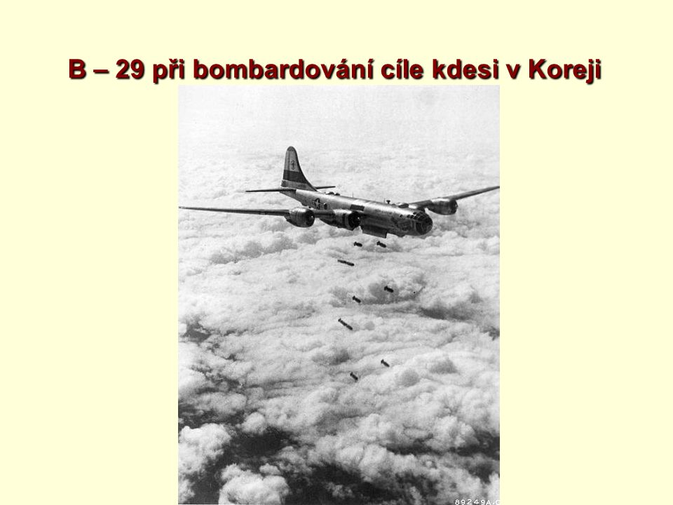 B – 29 při bombardování cíle kdesi v Koreji