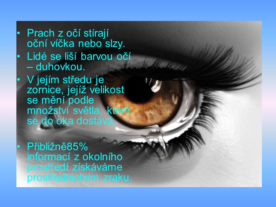 Prach z očí stírají oční víčka nebo slzy.
